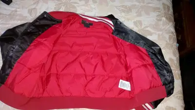 Chaqueta Jordan negra y roja para mujer S - miniatura 3