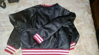 Chaqueta Jordan negra y roja para mujer S - miniatura 4