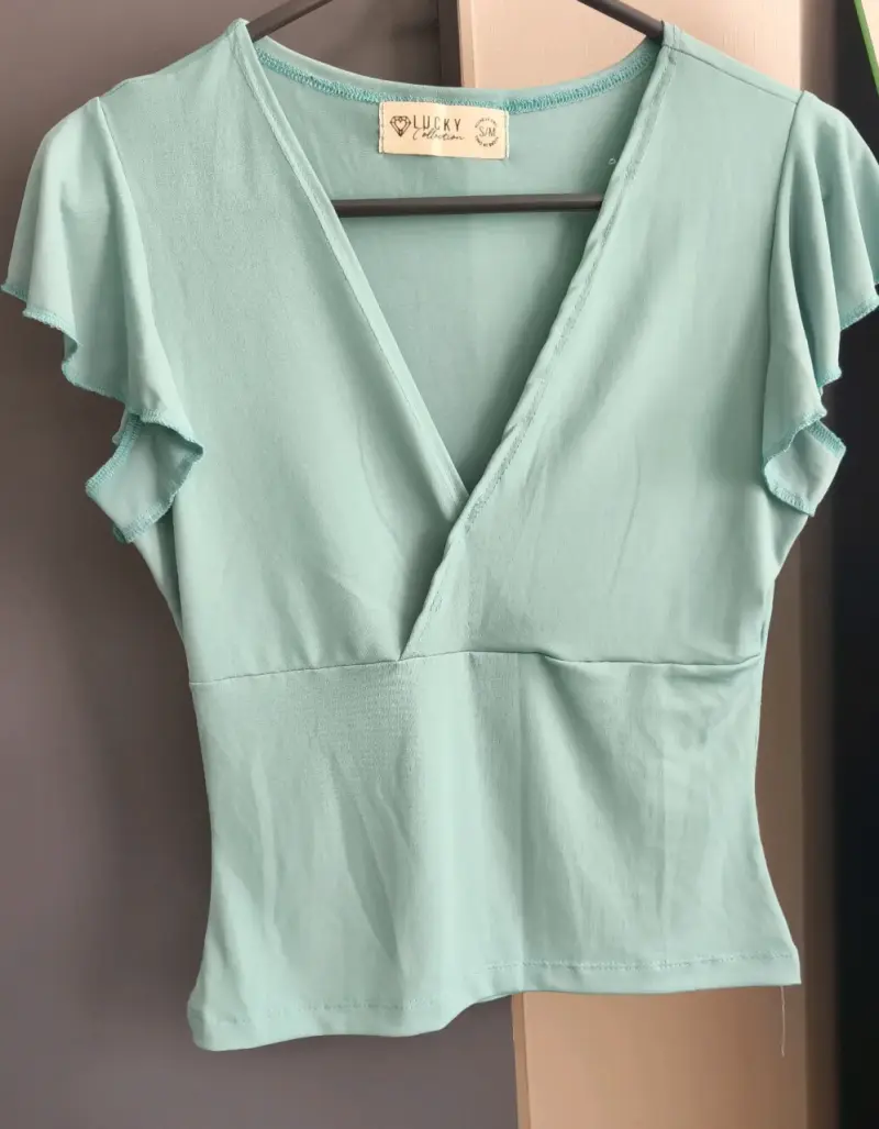 Blusa verde menta con escote en V Lucky