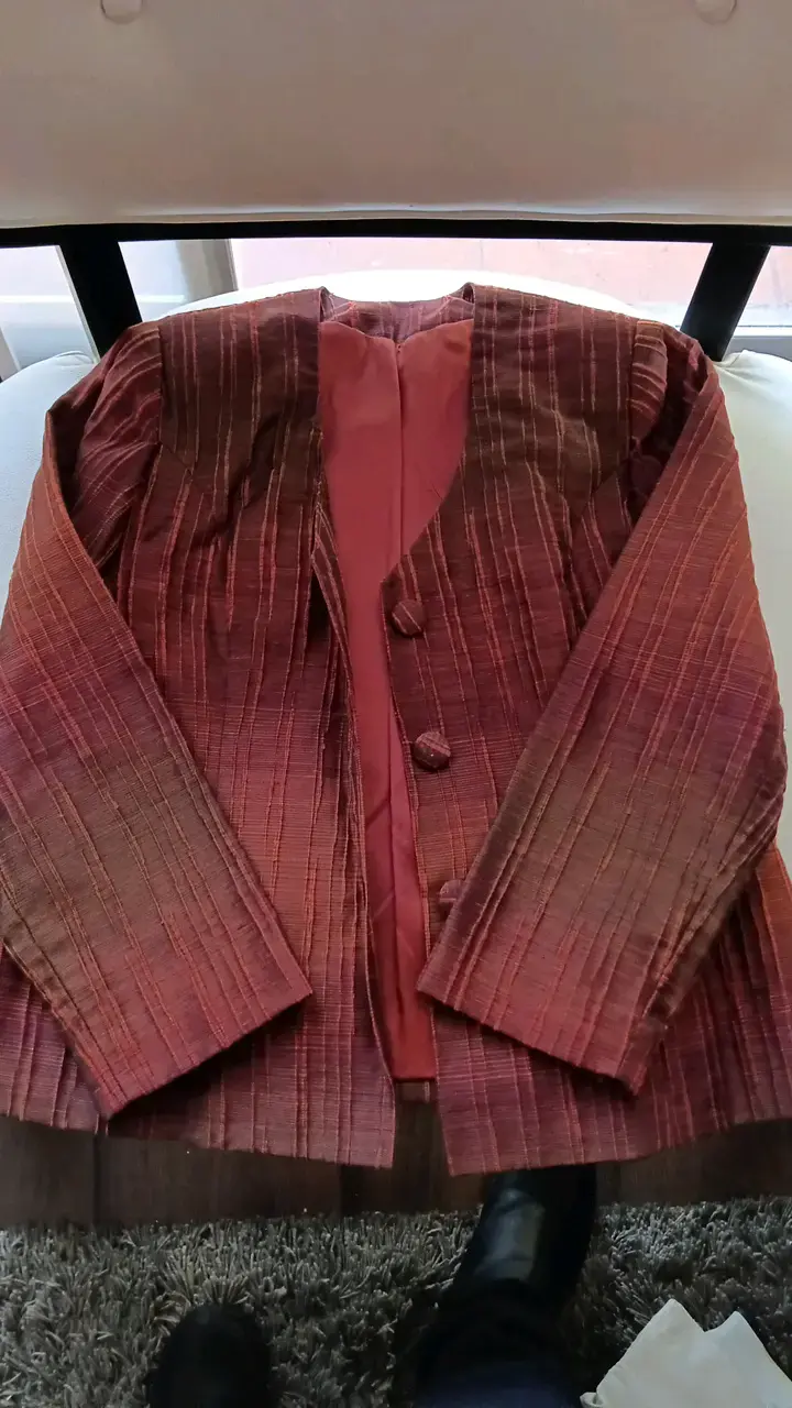 Chaqueta de mujer elegante color burdeos
