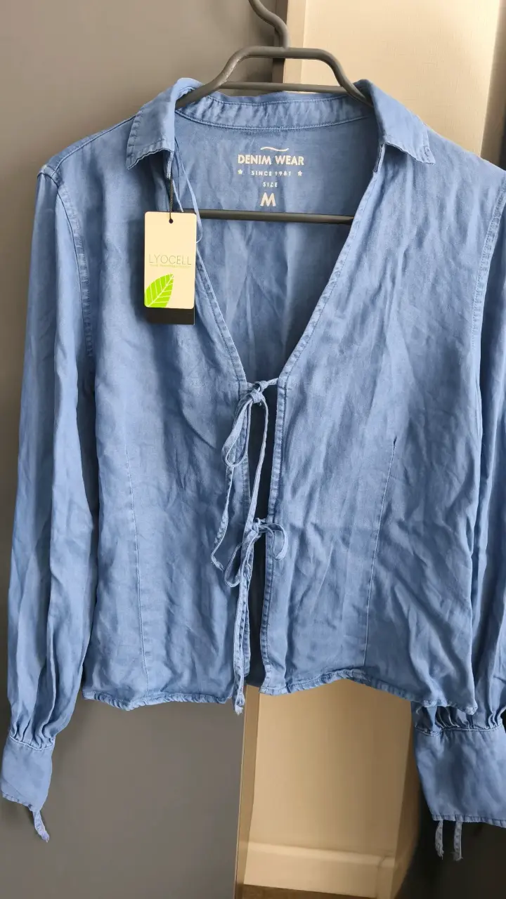 Blusa de mezclilla azul con lazo