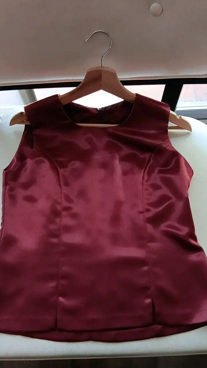 Blusa sin mangas color burdeos elegante