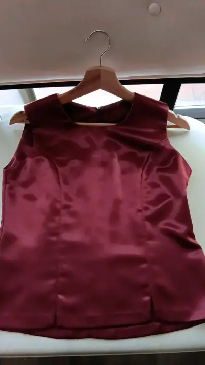 Blusa sin mangas color burdeos elegante - miniatura 1