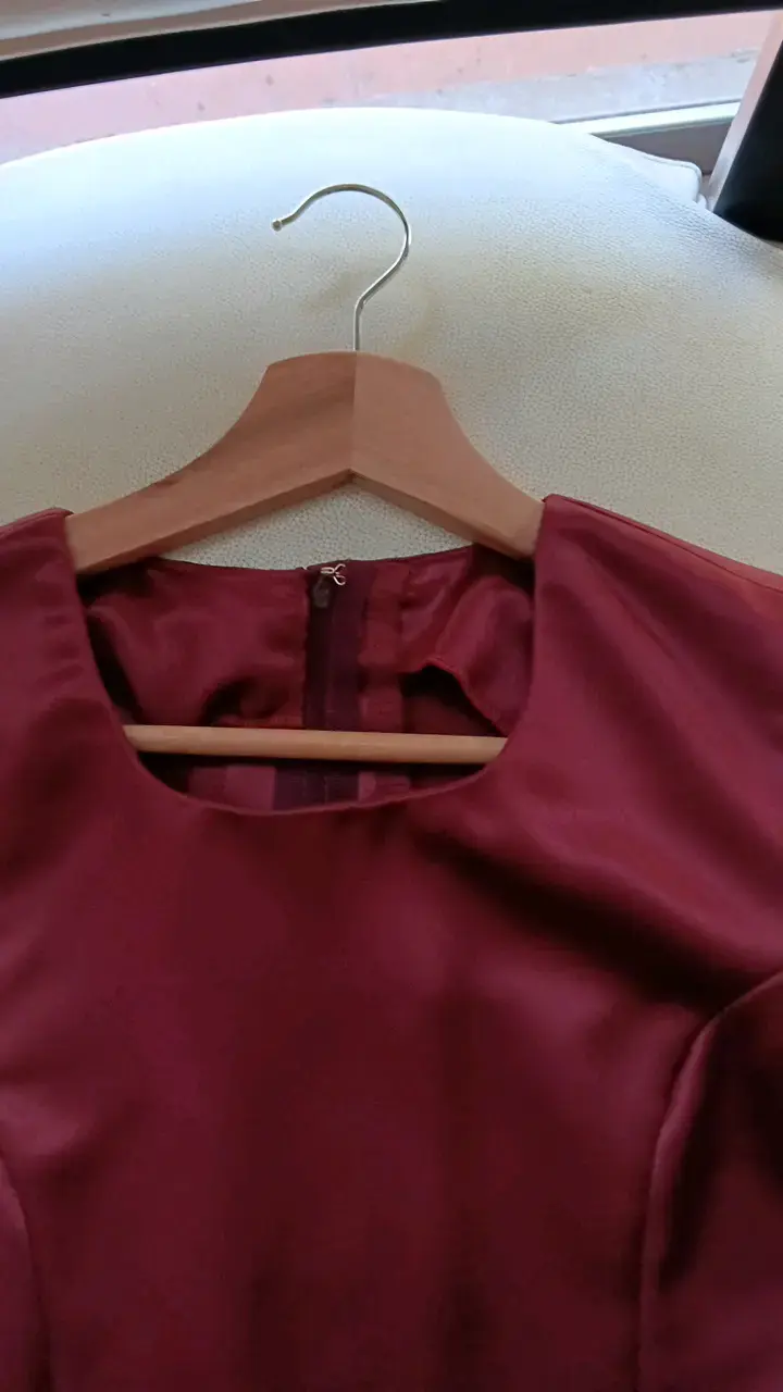 Blusa sin mangas color burdeos elegante - 3