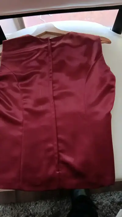Blusa sin mangas color burdeos elegante - miniatura 4