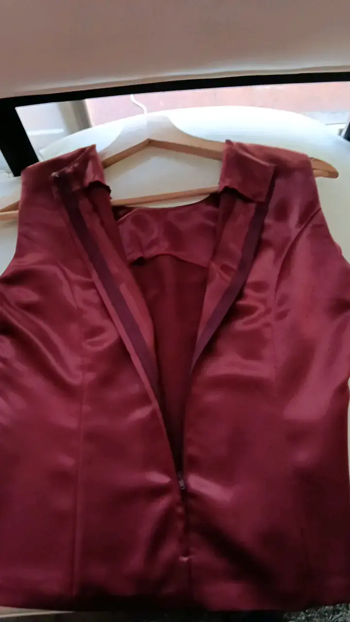 Blusa sin mangas color burdeos elegante - 5