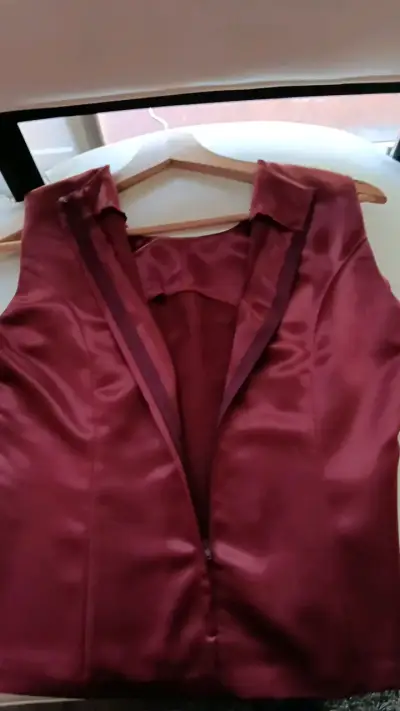 Blusa sin mangas color burdeos elegante - miniatura 5