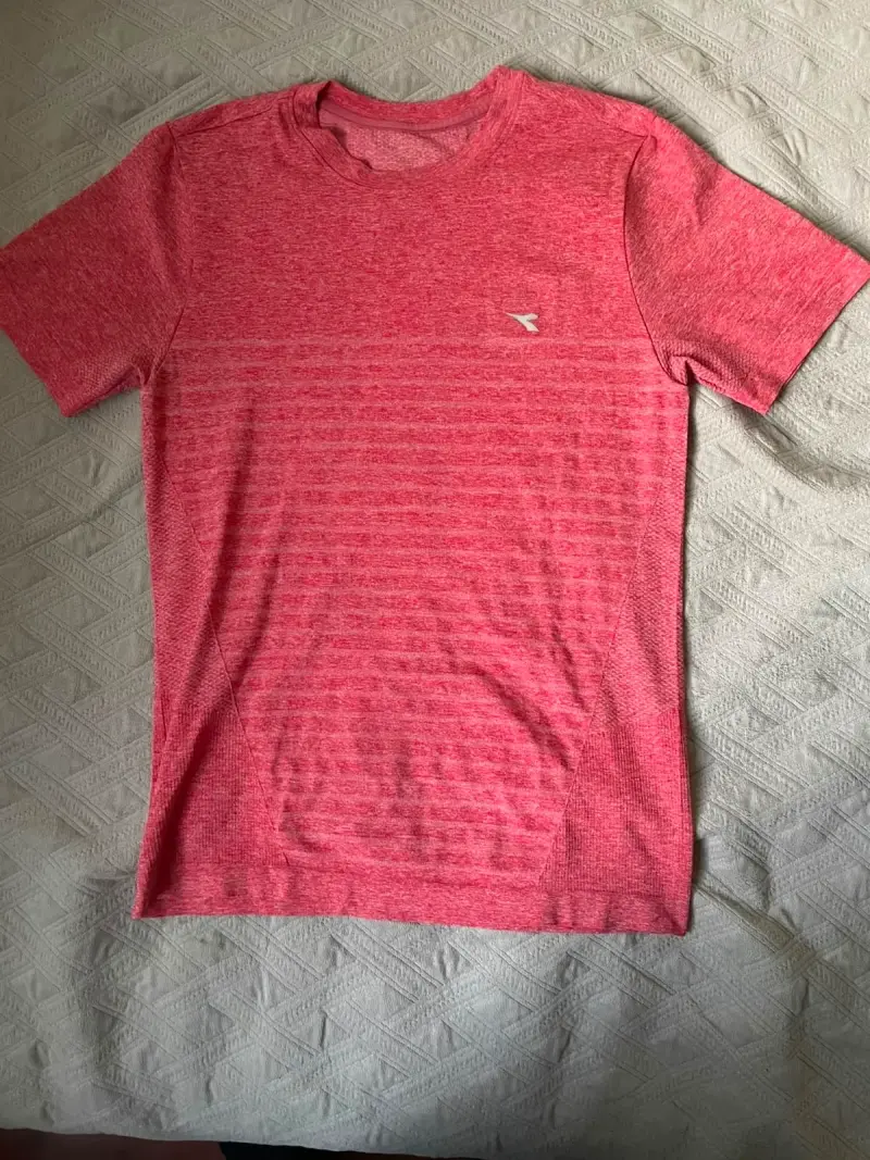 Polera deportiva roja para hombre