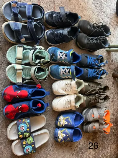 Lote de zapatos infantiles variados - miniatura 1