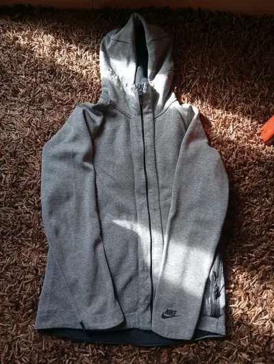 Polerón con capucha gris Nike para hombre - miniatura 1