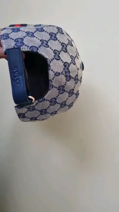 Gorra de diseño azul con logo - miniatura 1