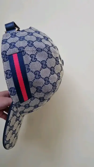 Gorra de diseño azul con logo - miniatura 2