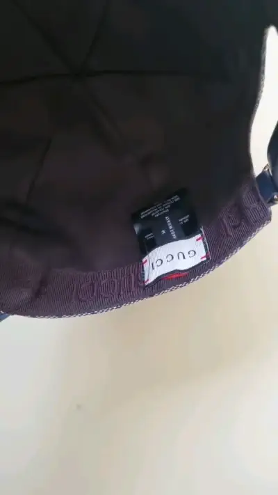Gorra de diseño azul con logo - miniatura 4