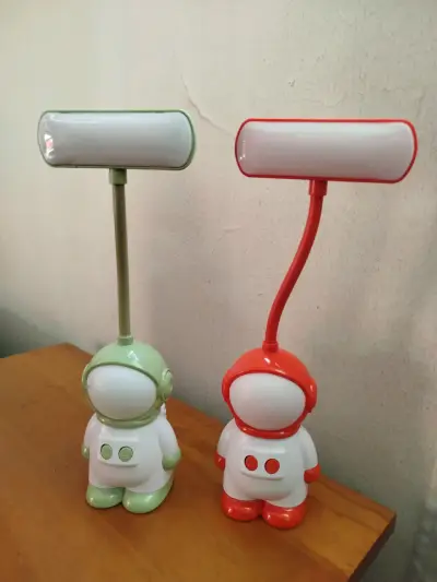 Dos LÁMPARAS astronauta LED recargables - miniatura 1
