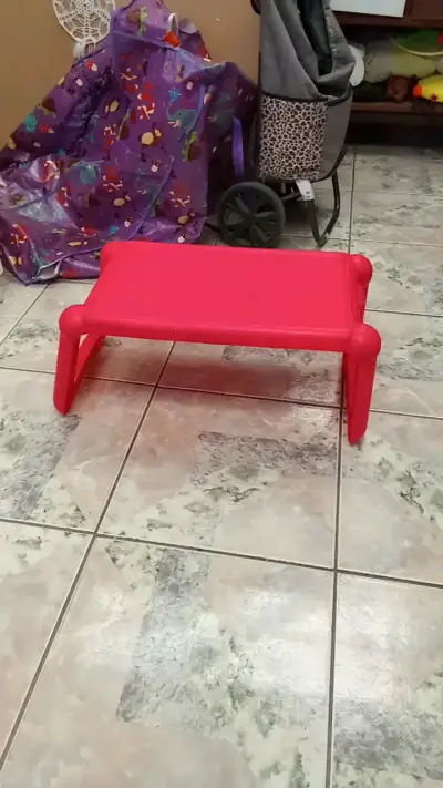 A LUCA mesa roja de niños en buen estado - miniatura 1