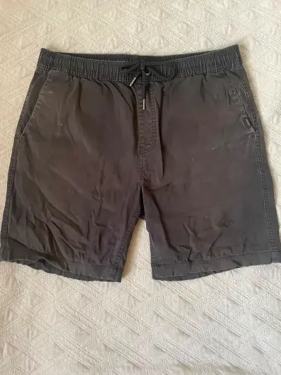 Shorts de hombre color negro con bolsillos - miniatura 1
