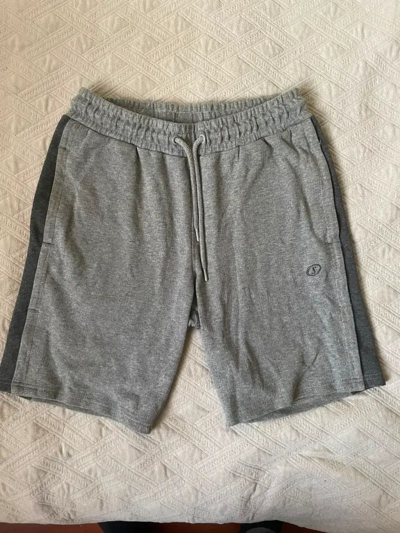 Shorts deportivos grises para hombre - 1