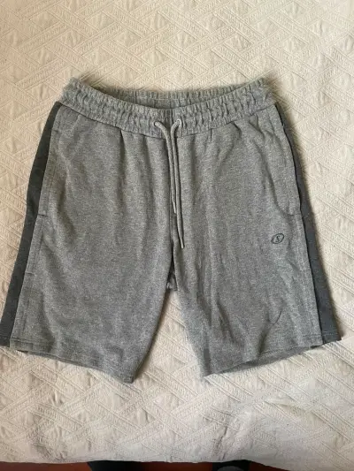 Shorts deportivos grises para hombre - miniatura 1