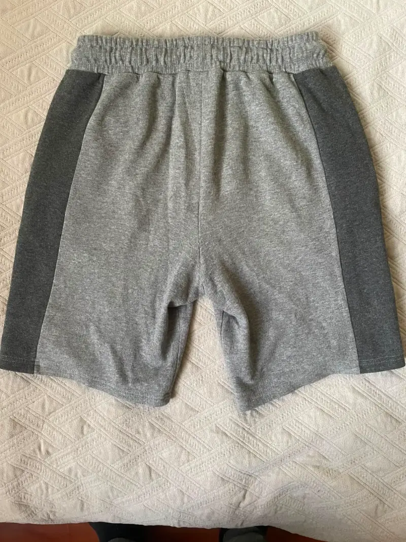 Shorts deportivos grises para hombre - 2
