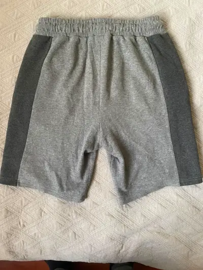 Shorts deportivos grises para hombre - miniatura 2