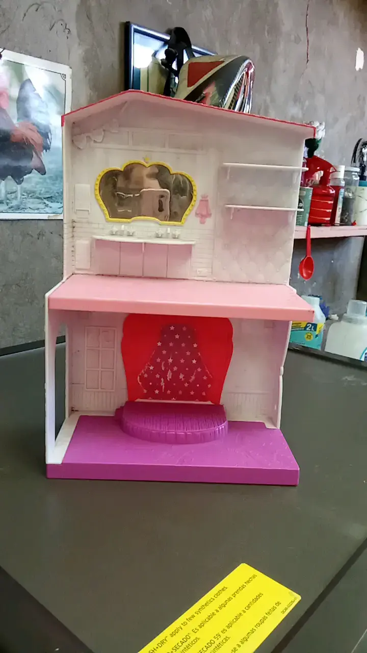 Casa de muñecas de juguete con diseño colorido - 1