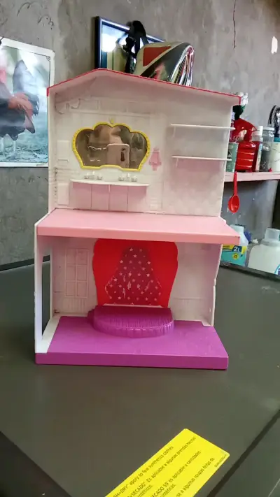 Casa de muñecas de juguete con diseño colorido - miniatura 1