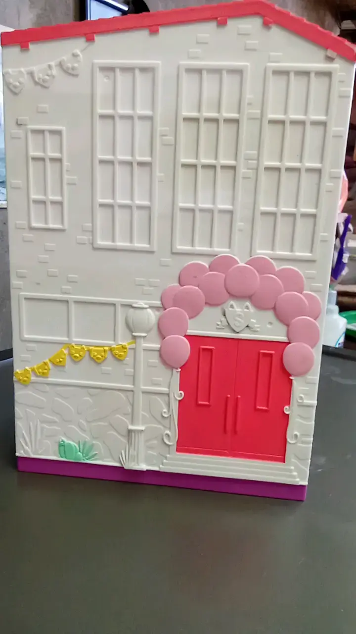 Casa de muñecas de juguete con diseño colorido - 2