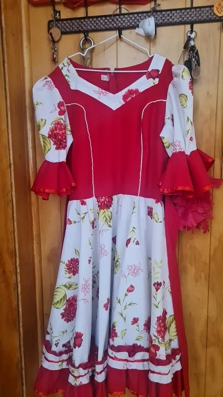 Vestido folklórico rojo con estampado floral - 1