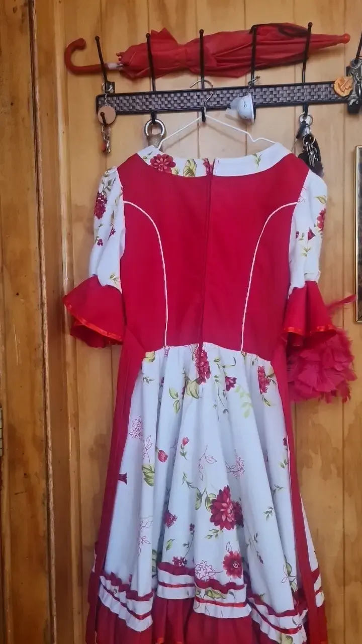 Vestido folklórico rojo con estampado floral - 2