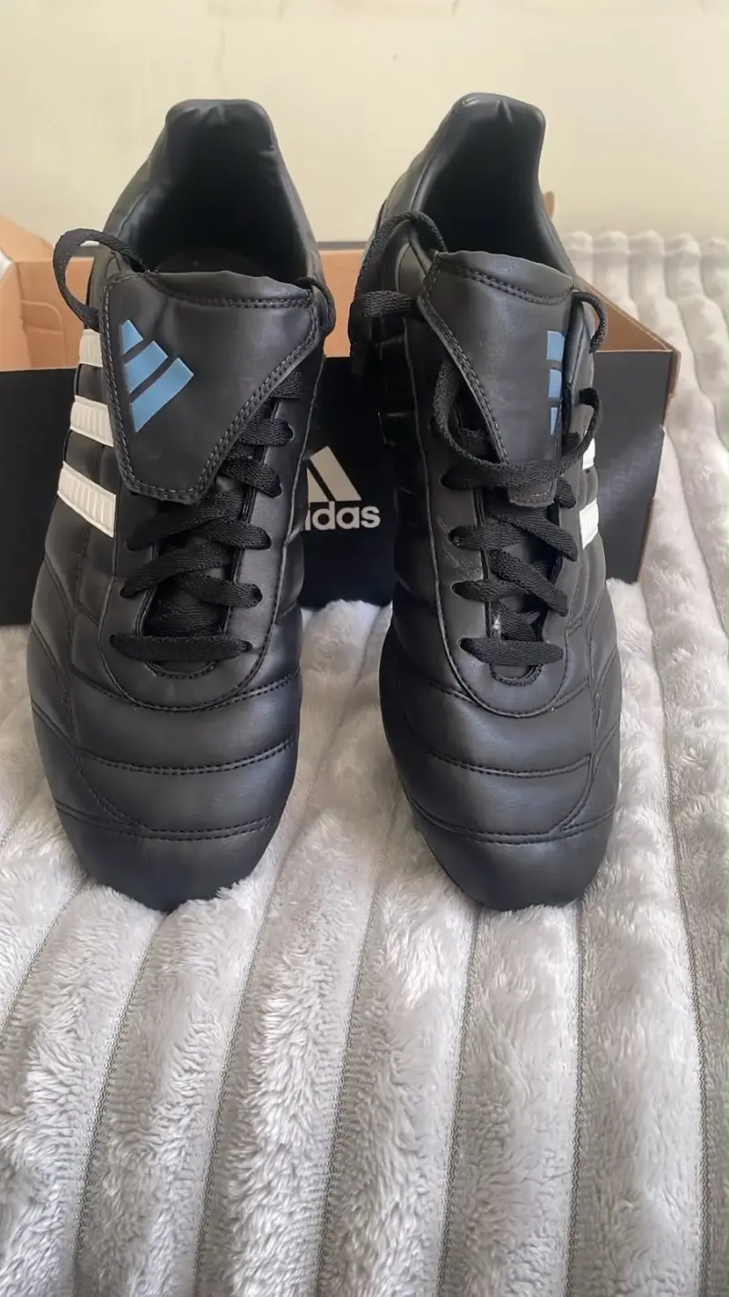 Zapatillas de fútbol Adidas negros con detalles az - 1