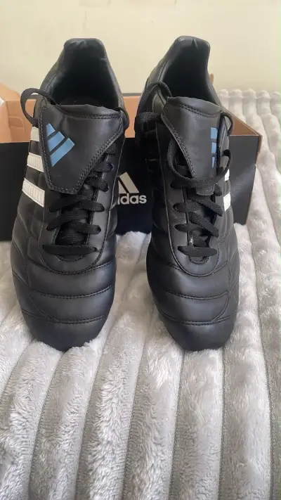 Zapatillas de fútbol Adidas negros con detalles az - miniatura 1