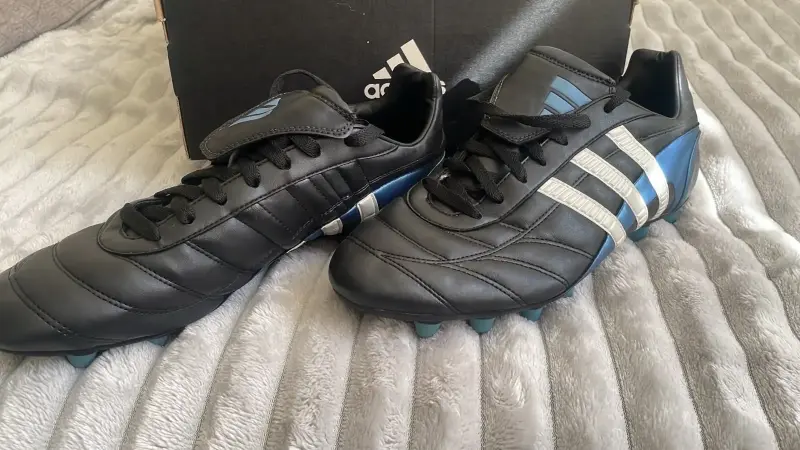 Zapatillas de fútbol Adidas negros con detalles az - 2