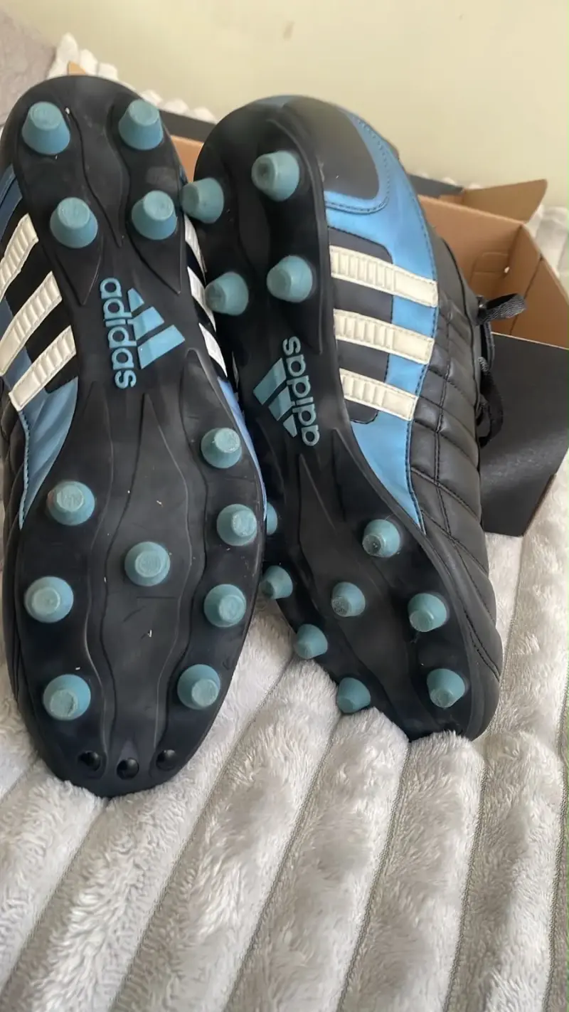 Zapatillas de fútbol Adidas negros con detalles az - 3