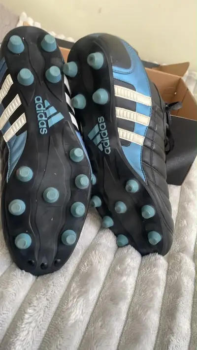 Zapatillas de fútbol Adidas negros con detalles az - miniatura 3