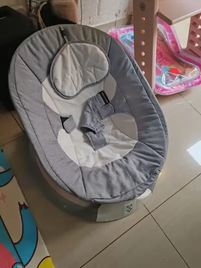 Silla mecedora eléctrica para bebé gris - miniatura 1