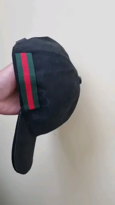 Gorra negra con diseño clásico y detalles de rayas - miniatura 1