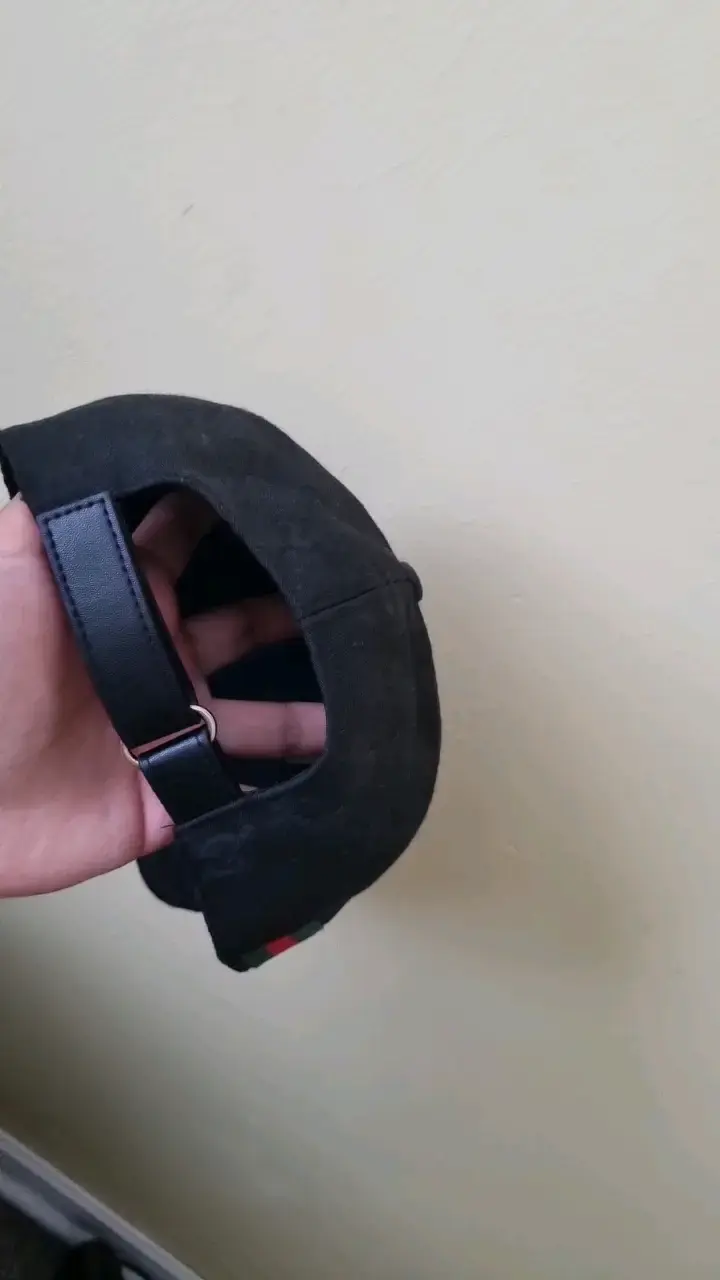 Gorra negra con diseño clásico y detalles de rayas - 2