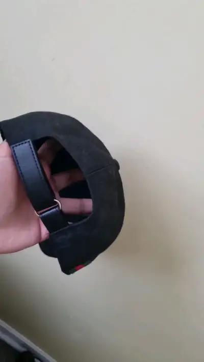 Gorra negra con diseño clásico y detalles de rayas - miniatura 2