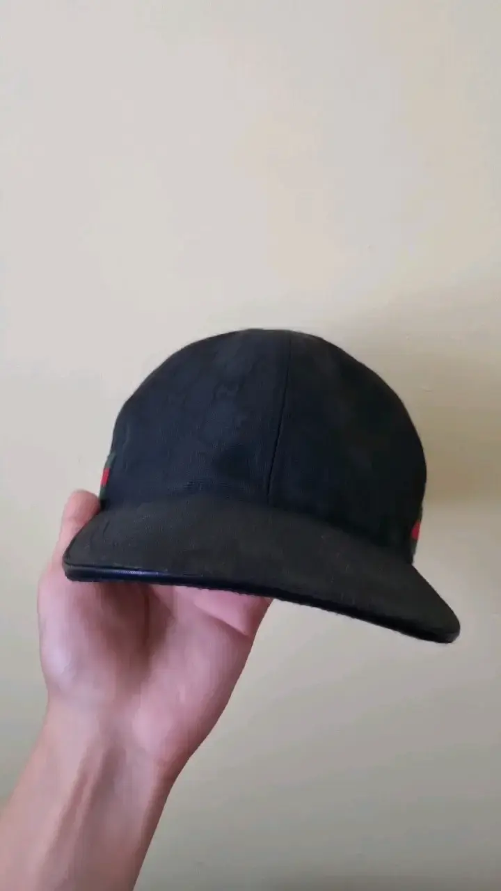 Gorra negra con diseño clásico y detalles de rayas - 3