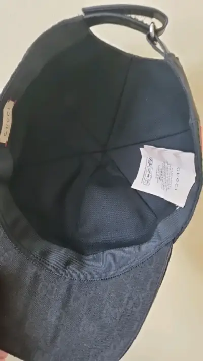 Gorra negra con diseño clásico y detalles de rayas - miniatura 4