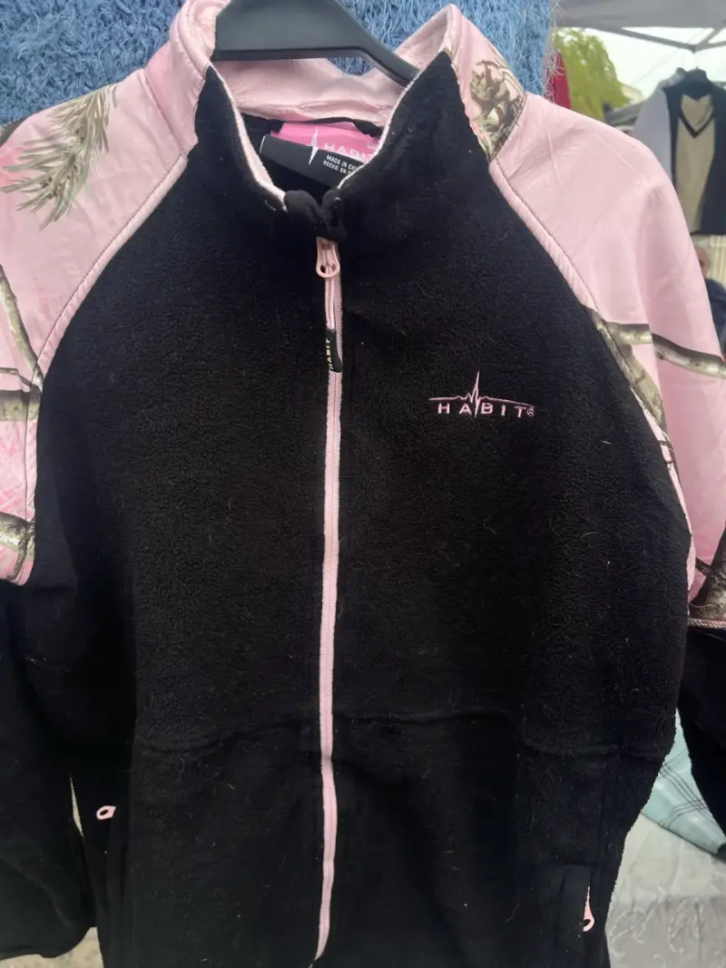 Chaqueta polar negra con diseño camuflado para mujer - 2