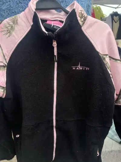 Chaqueta polar negra con diseño camuflado para mujer - miniatura 2