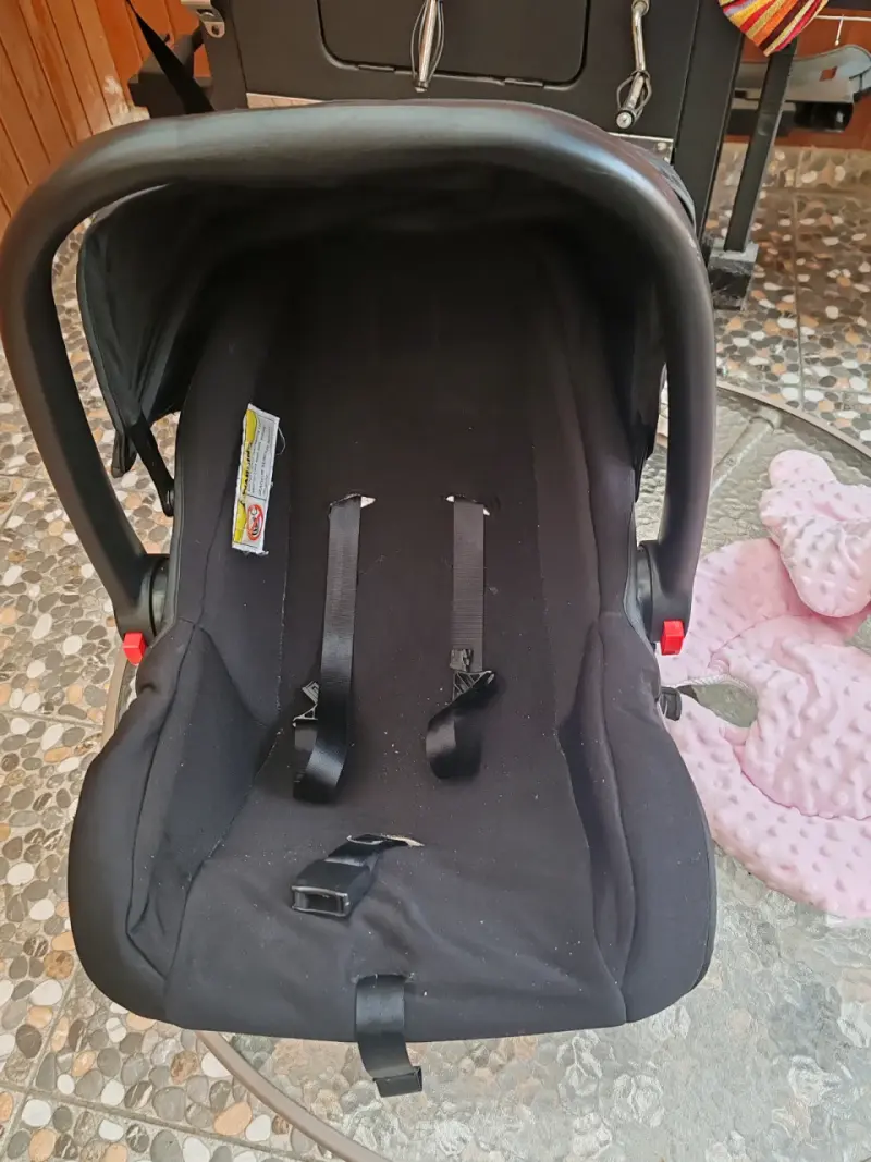 Silla de Auto Bebesit Negra con Capota - 2