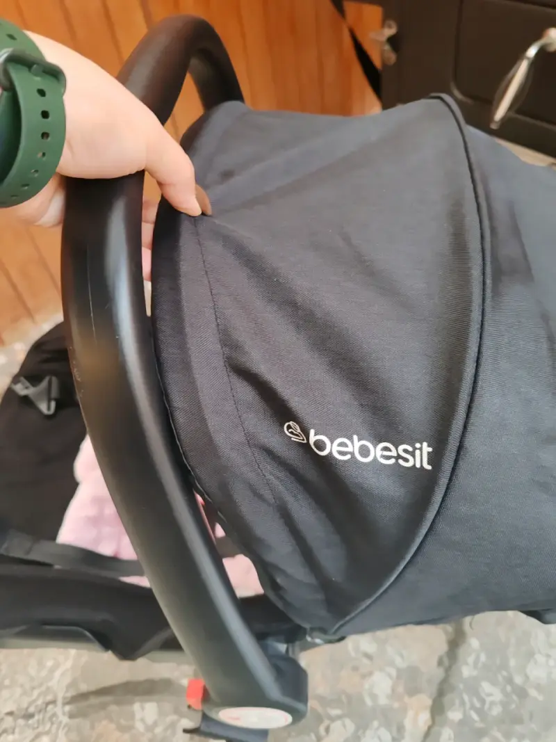 Silla de Auto Bebesit Negra con Capota - 4