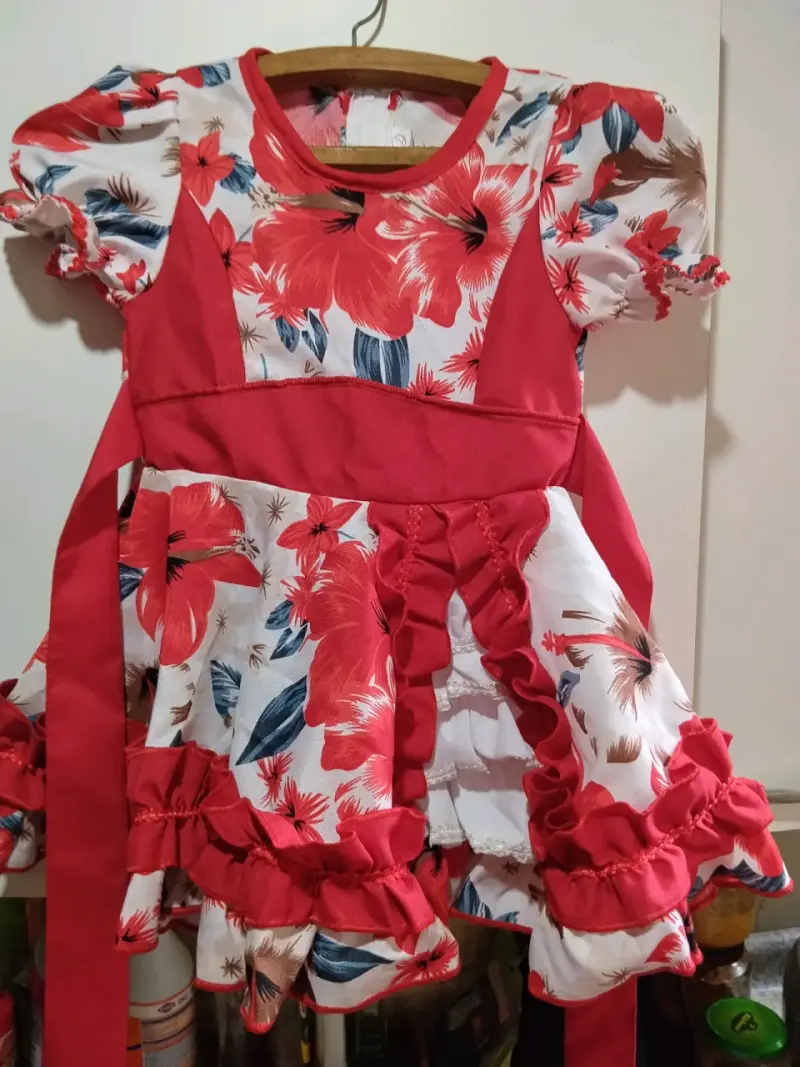 Vestido infantil floral rojo con volantes