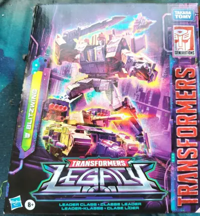 Figura Transformers Legacy Blitzwing Takara Tomy - miniatura 1