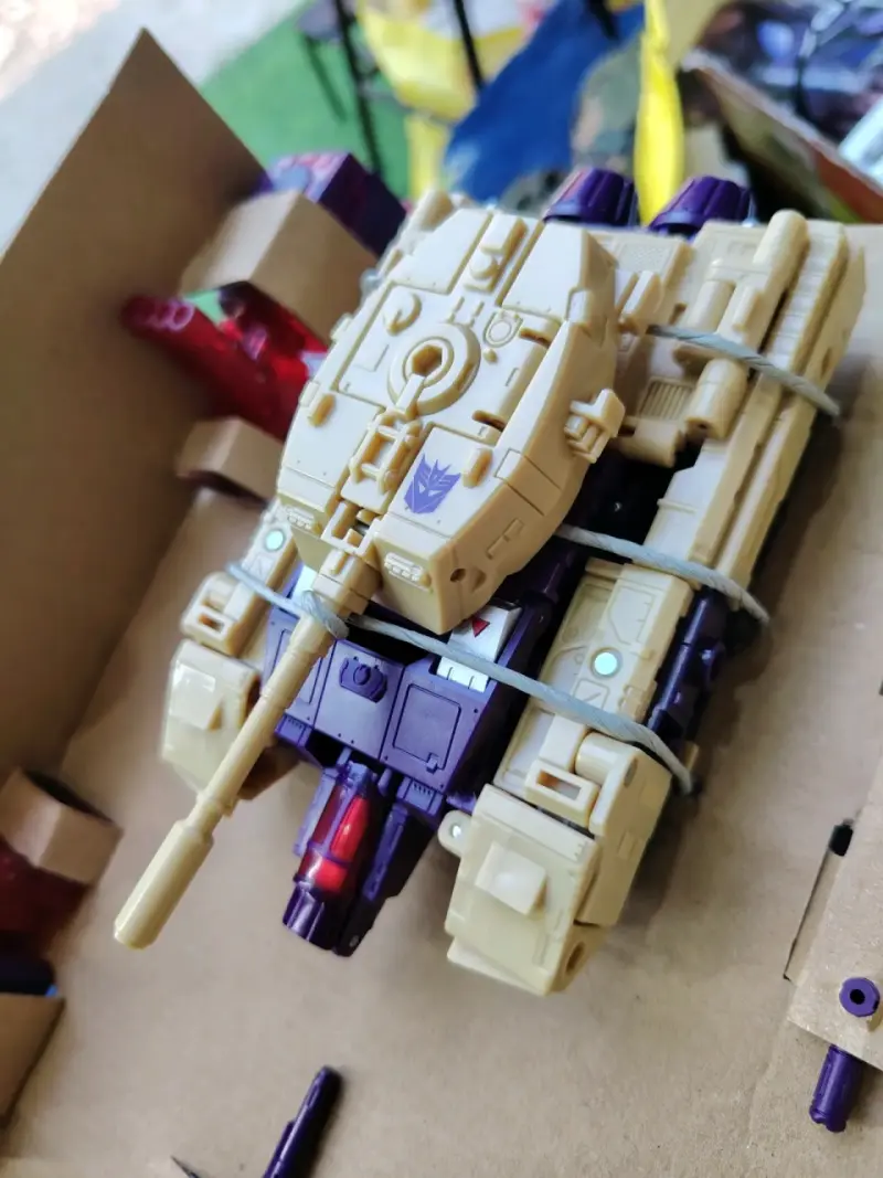 Figura Transformers Legacy Blitzwing Takara Tomy - 3