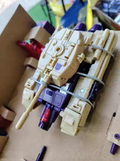 Figura Transformers Legacy Blitzwing Takara Tomy - miniatura 3