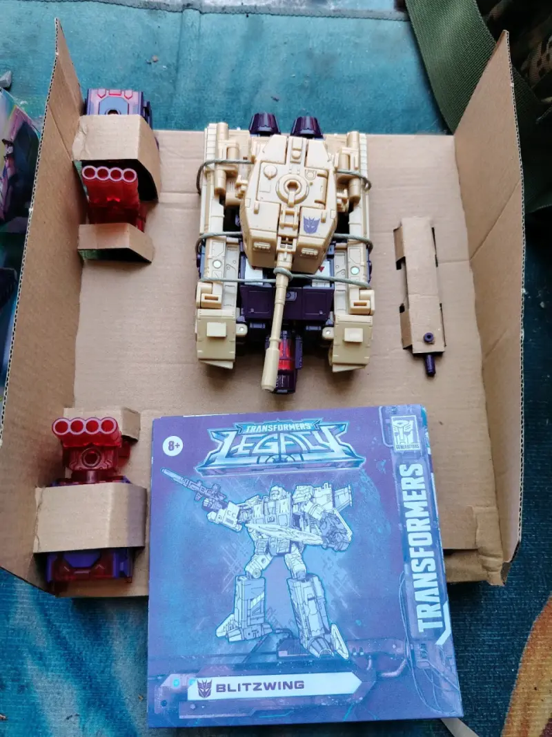 Figura Transformers Legacy Blitzwing Takara Tomy - 4
