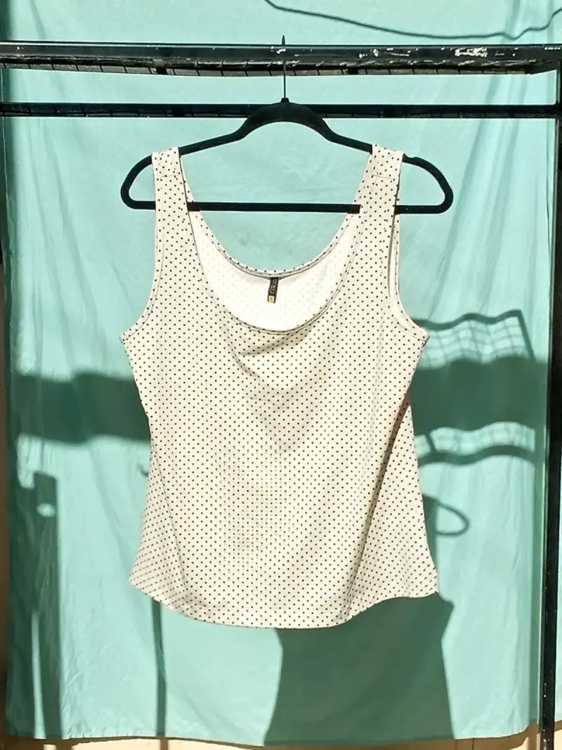 Polera sin mangas con lunares